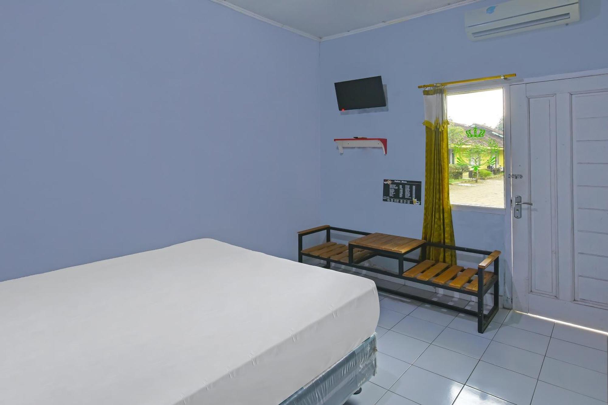 Spot On 91905 Hotel Cipto Arum Чилачап Экстерьер фото