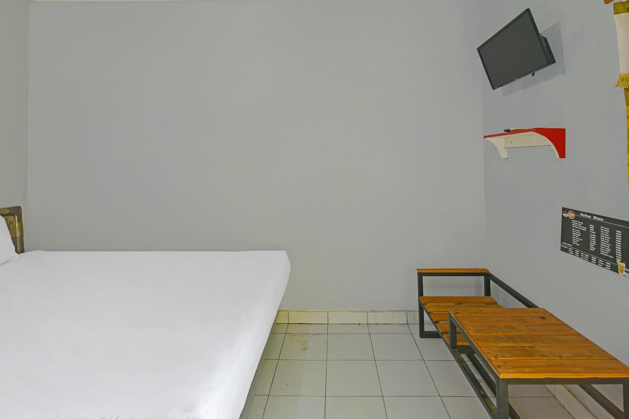 Spot On 91905 Hotel Cipto Arum Чилачап Экстерьер фото