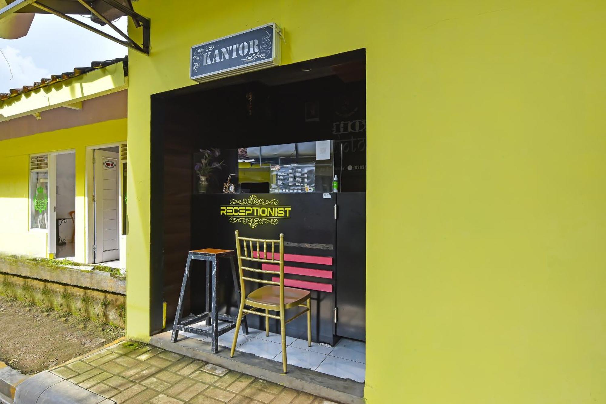 Spot On 91905 Hotel Cipto Arum Чилачап Экстерьер фото