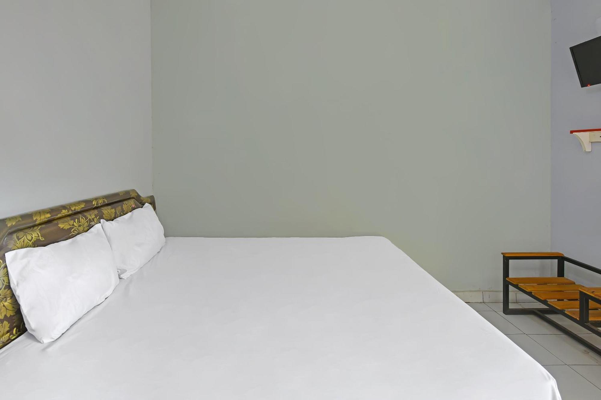 Spot On 91905 Hotel Cipto Arum Чилачап Экстерьер фото