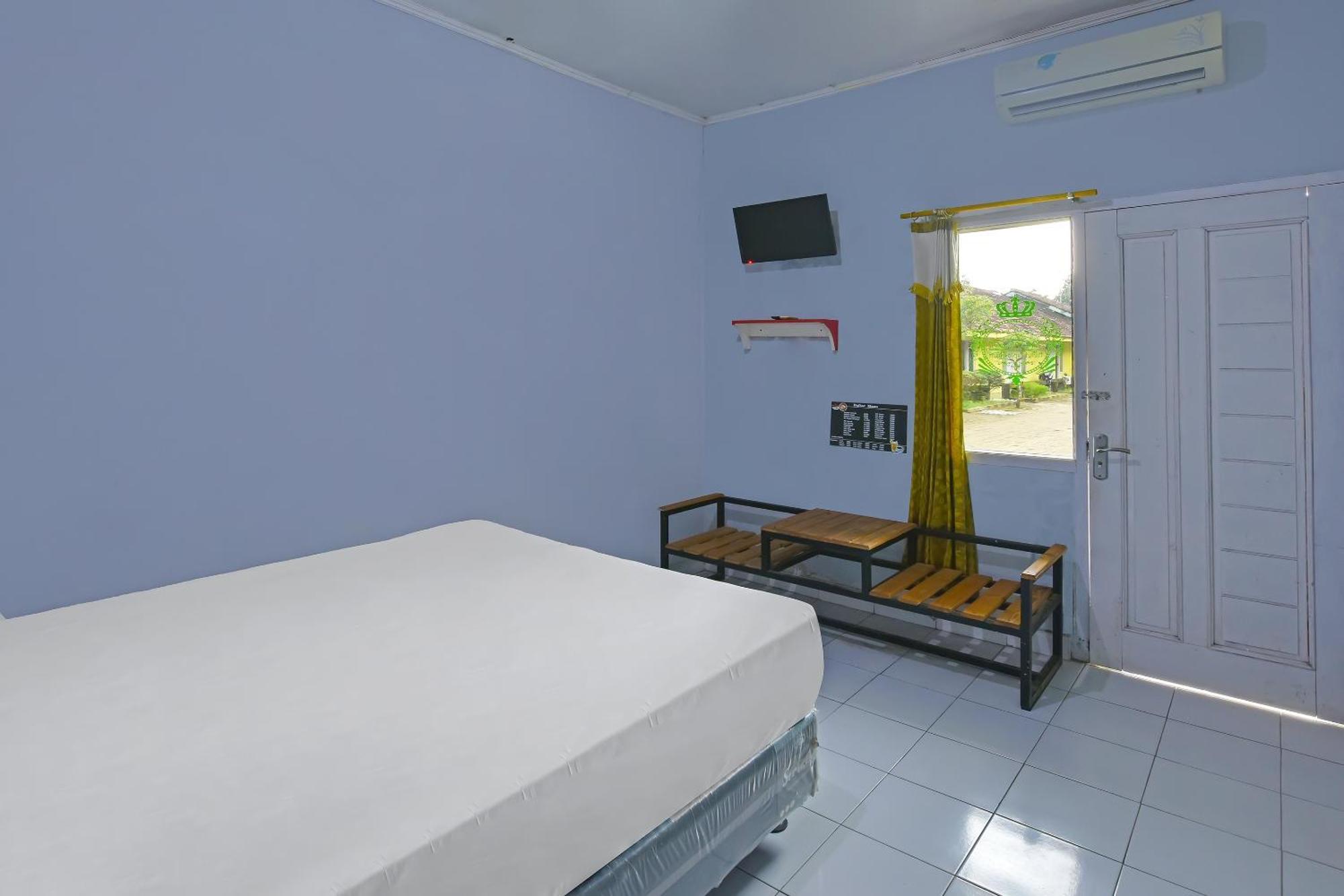 Spot On 91905 Hotel Cipto Arum Чилачап Экстерьер фото